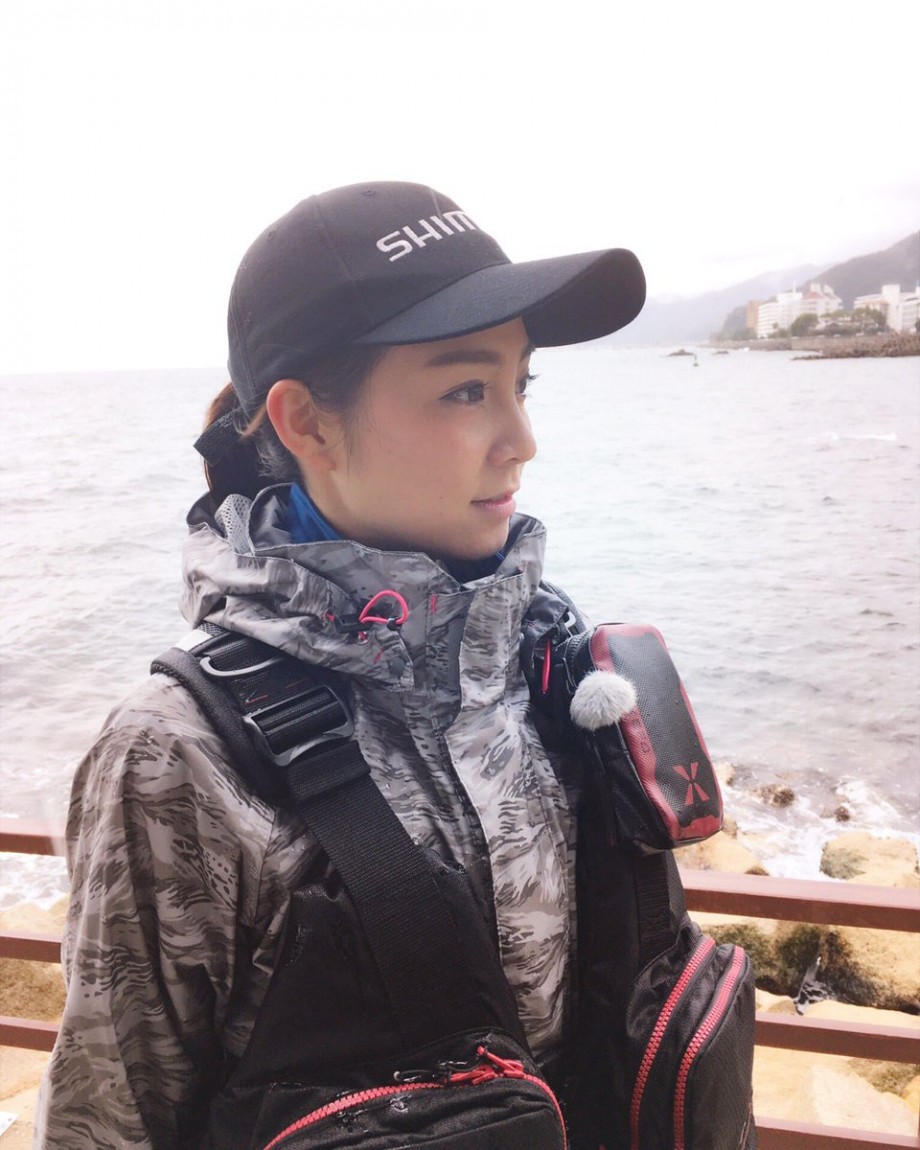 潜水艦を釣り上げろ 注目釣りガール