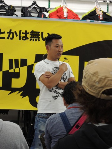 質問に答える内芝さん