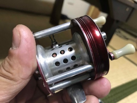 釣りに行けないアングラー代表 赤い衝撃ベイトリール